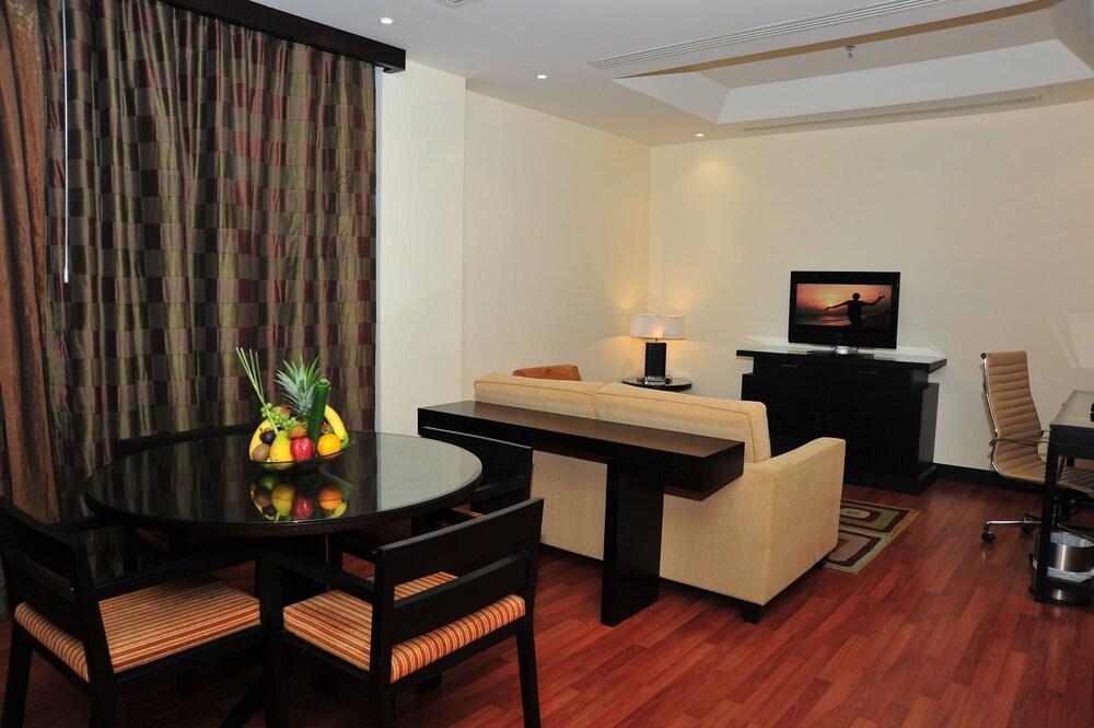 คราวน์ พลาซา อัล โคบาร์ Hotel อัลโคห์บาร์ ภายนอก รูปภาพ Suite room at the hotel
