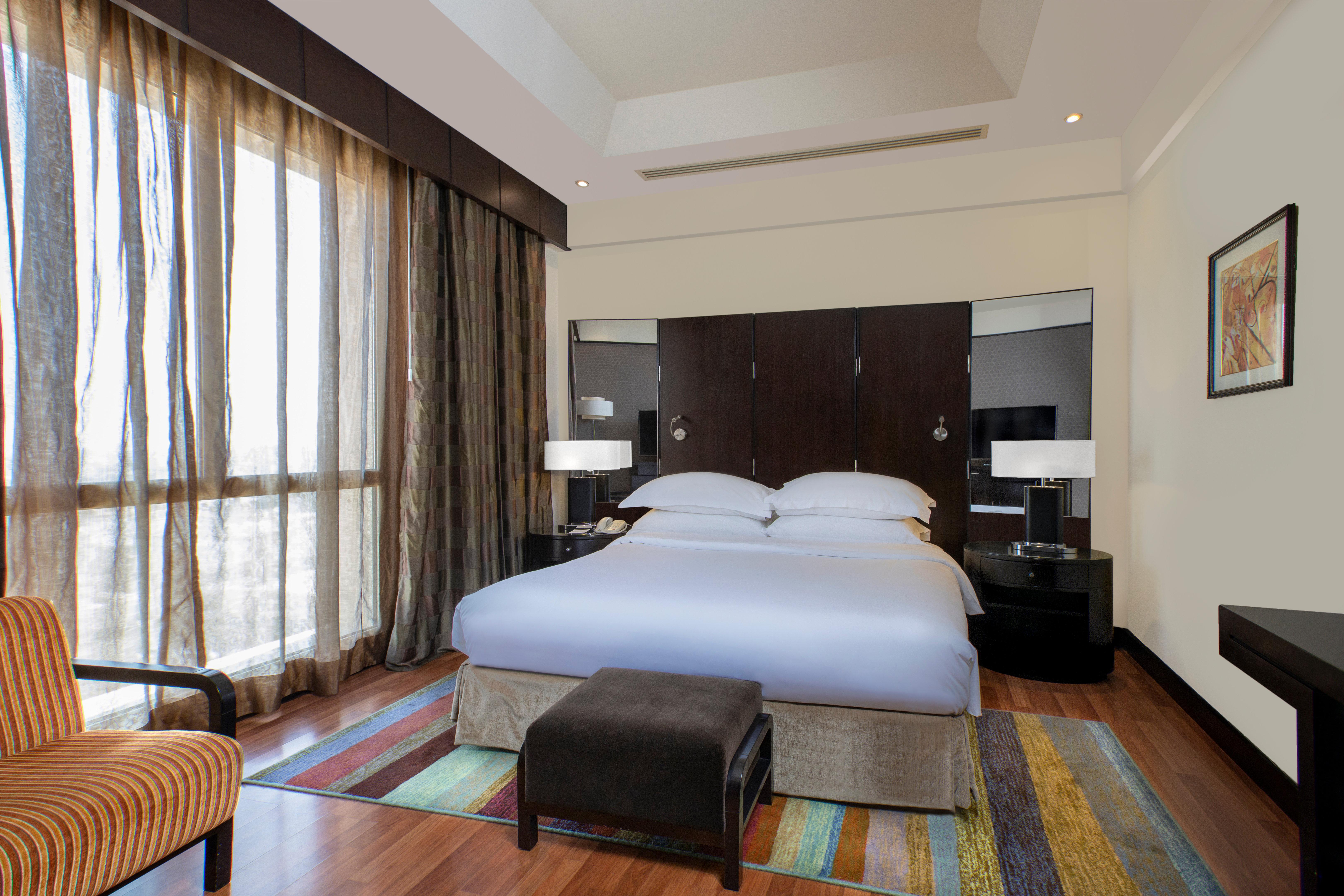 คราวน์ พลาซา อัล โคบาร์ Hotel อัลโคห์บาร์ ภายนอก รูปภาพ A bedroom at the hotel