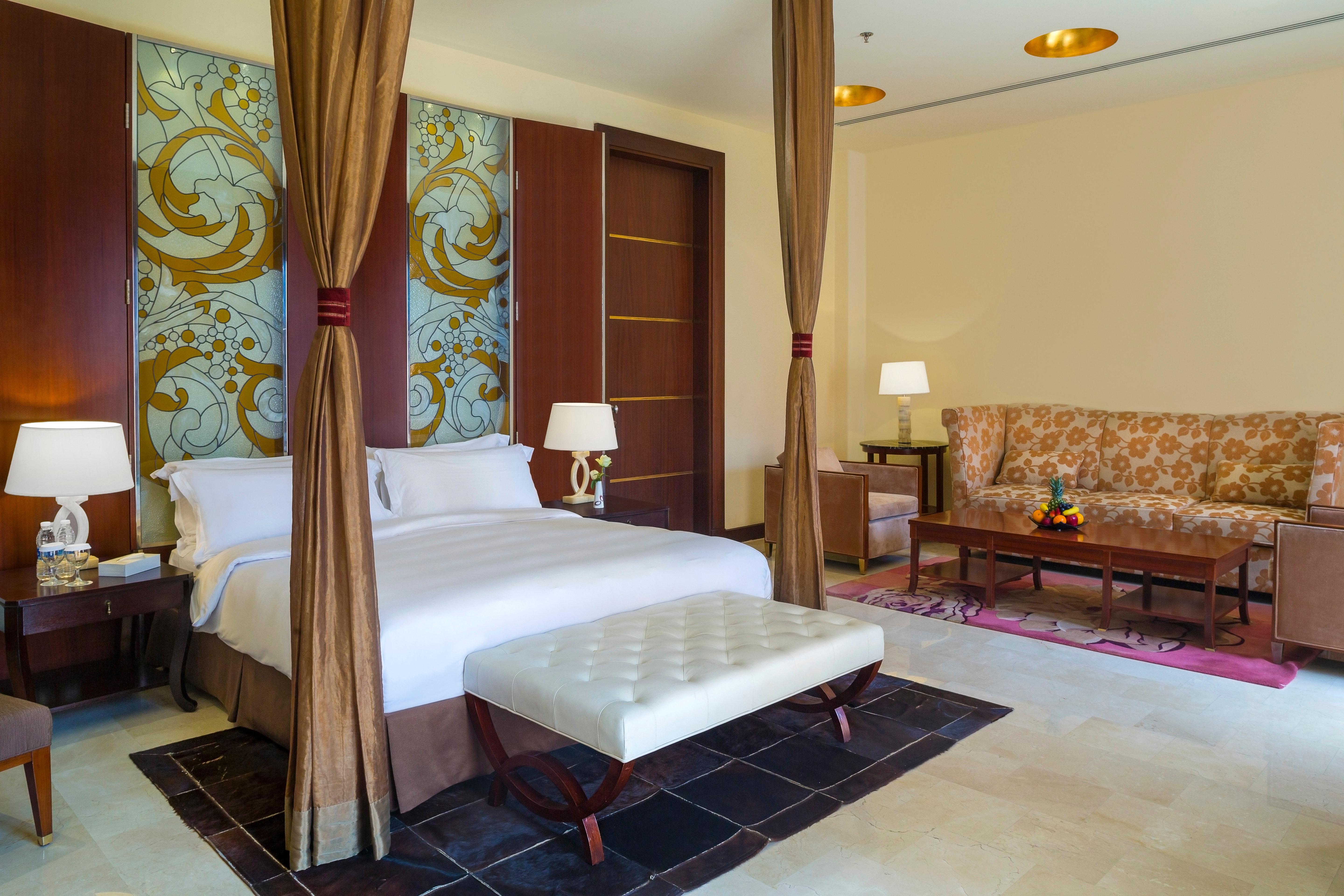 คราวน์ พลาซา อัล โคบาร์ Hotel อัลโคห์บาร์ ภายนอก รูปภาพ A bedroom at the Ritz-Carlton, DIFC