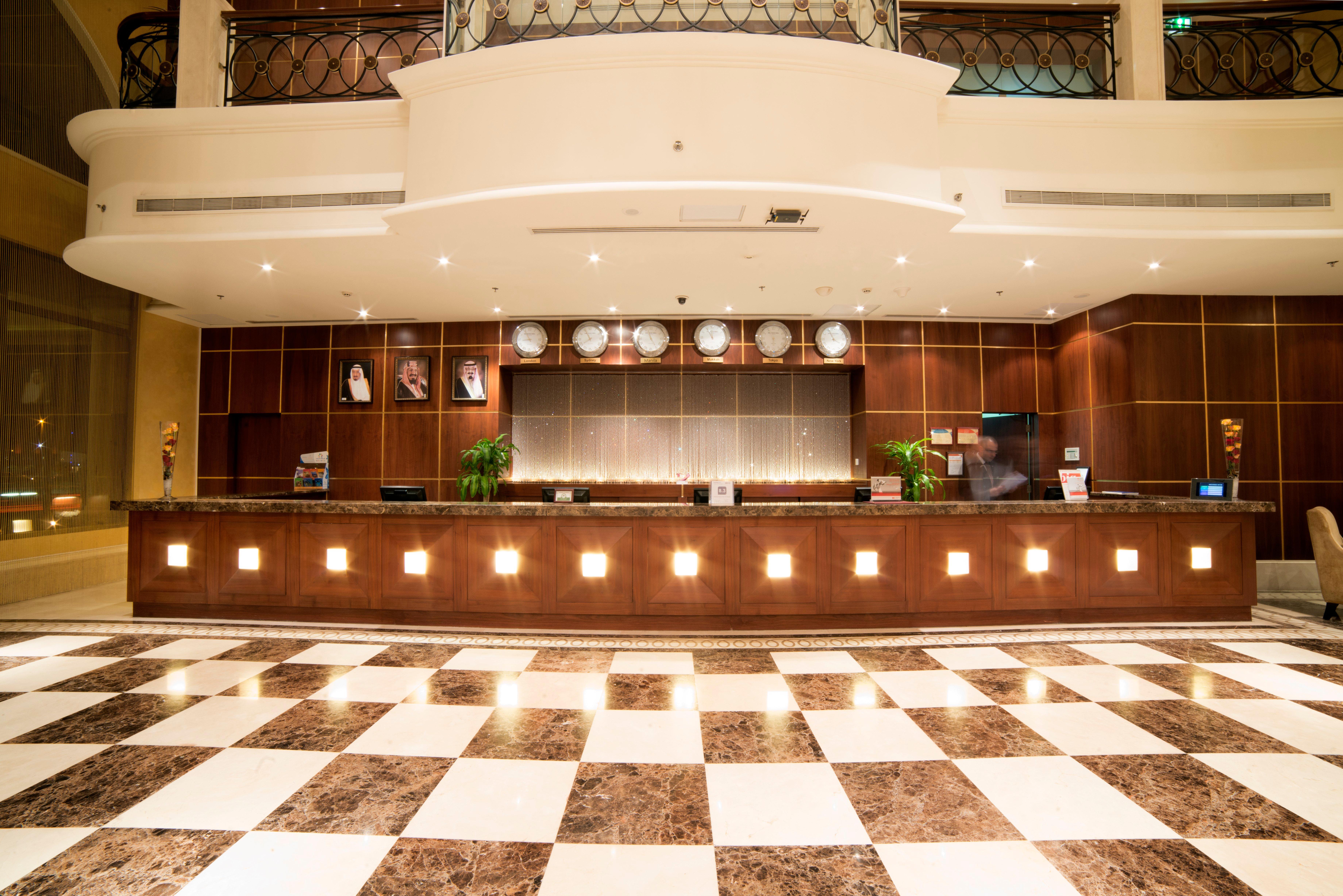 คราวน์ พลาซา อัล โคบาร์ Hotel อัลโคห์บาร์ ภายนอก รูปภาพ The lobby of the hotel