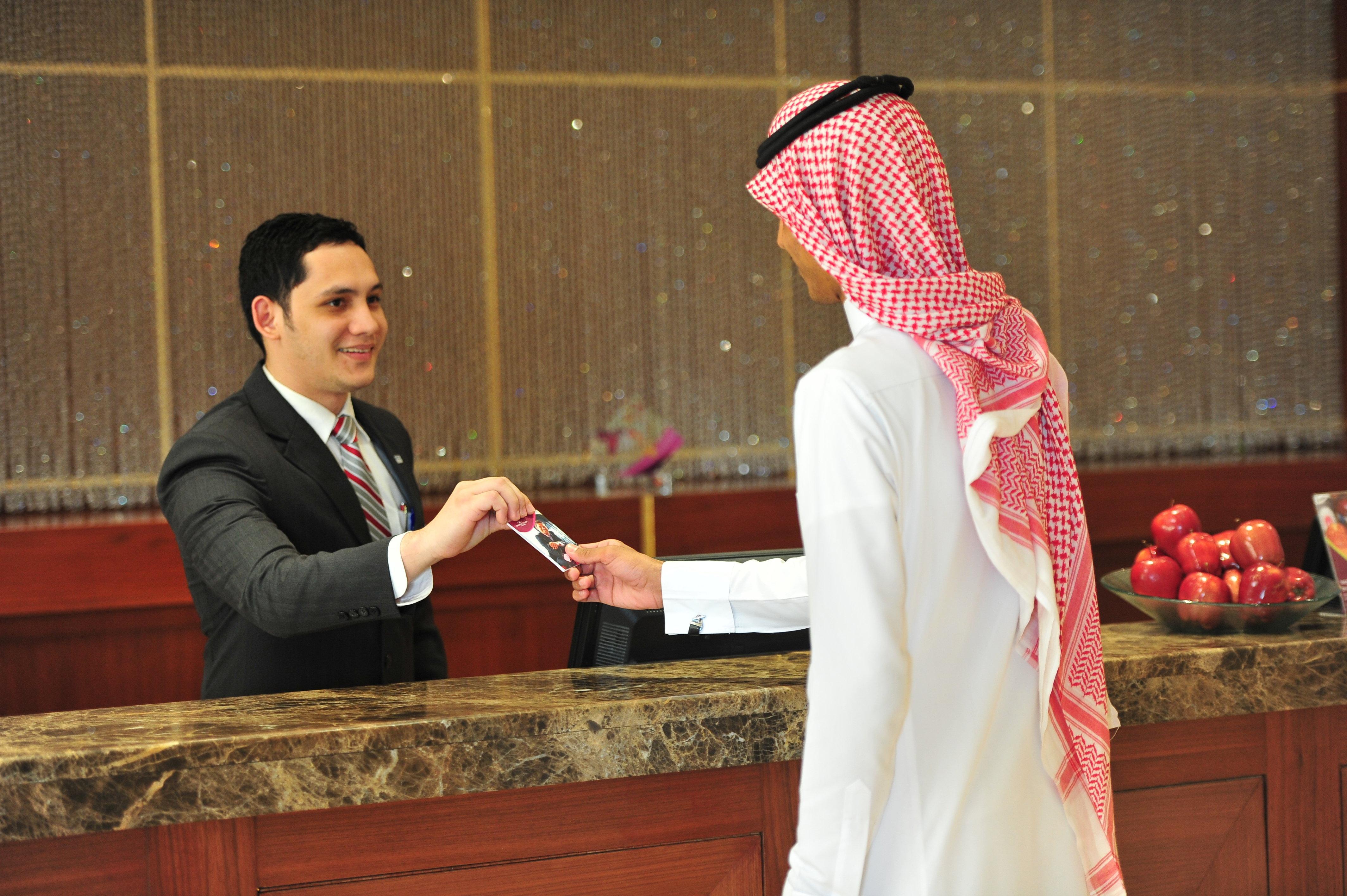 คราวน์ พลาซา อัล โคบาร์ Hotel อัลโคห์บาร์ ภายนอก รูปภาพ A hotel receptionist