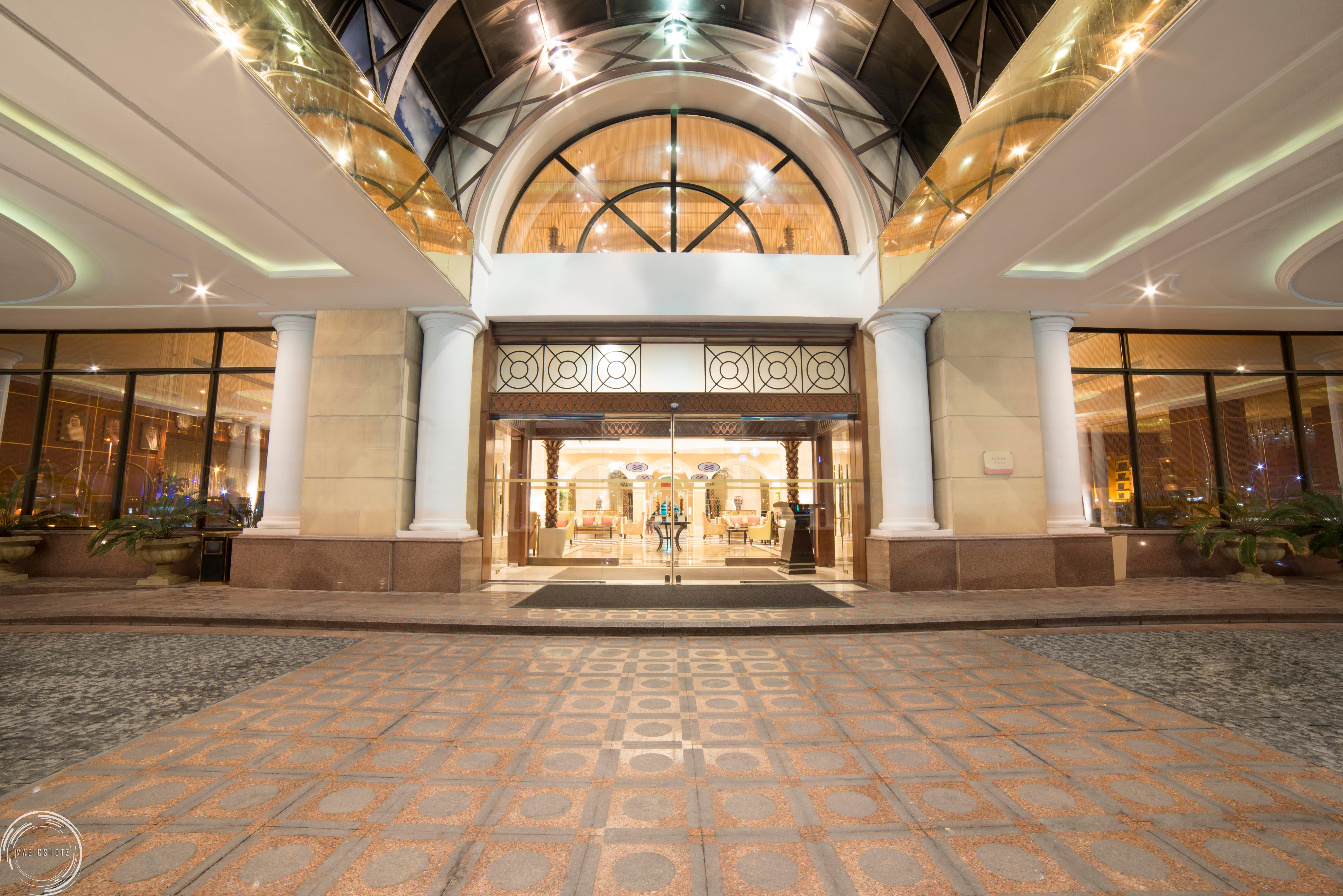 คราวน์ พลาซา อัล โคบาร์ Hotel อัลโคห์บาร์ ภายนอก รูปภาพ Entrance to the hotel