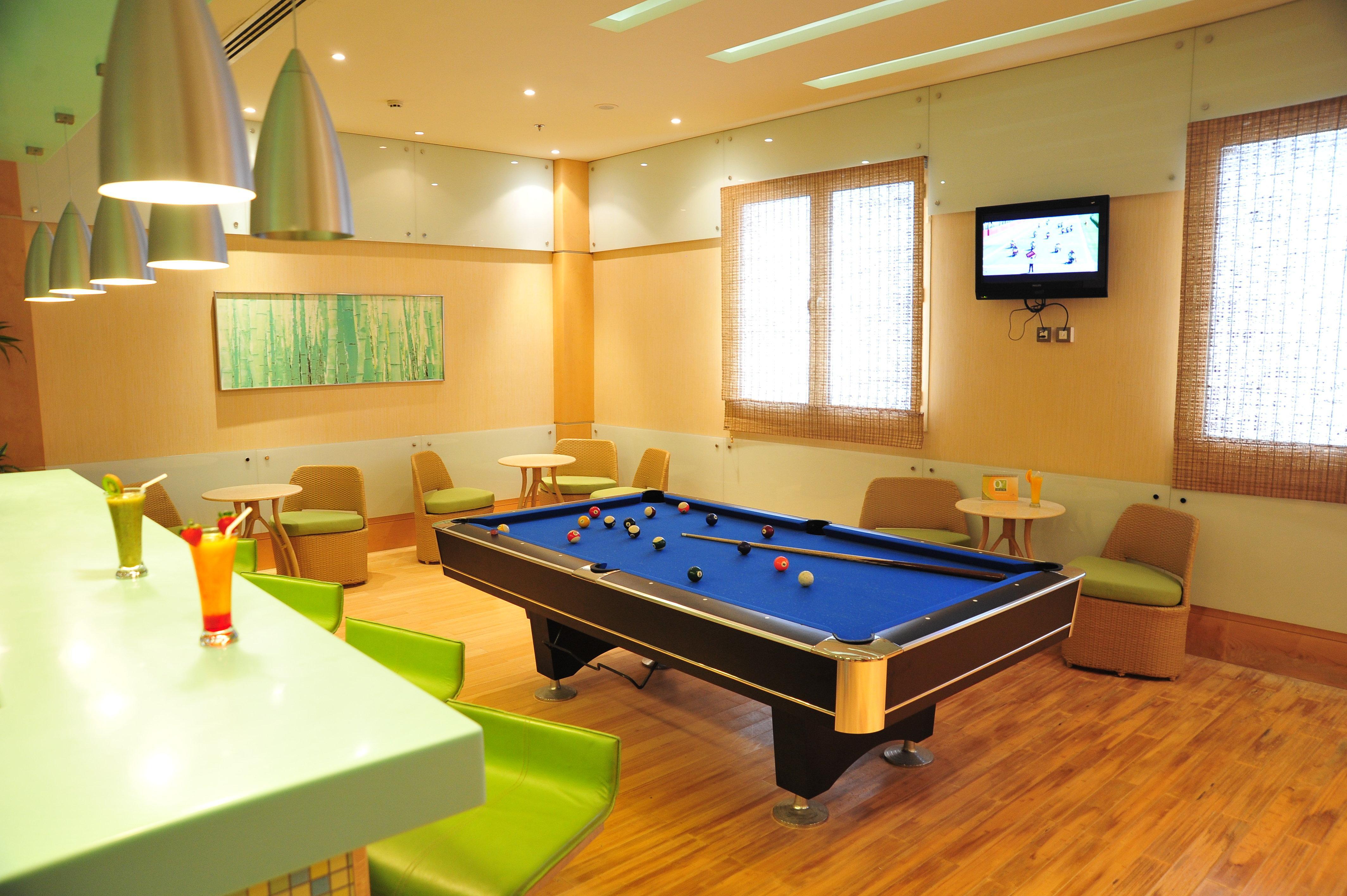 คราวน์ พลาซา อัล โคบาร์ Hotel อัลโคห์บาร์ ภายนอก รูปภาพ A pool table at a hotel