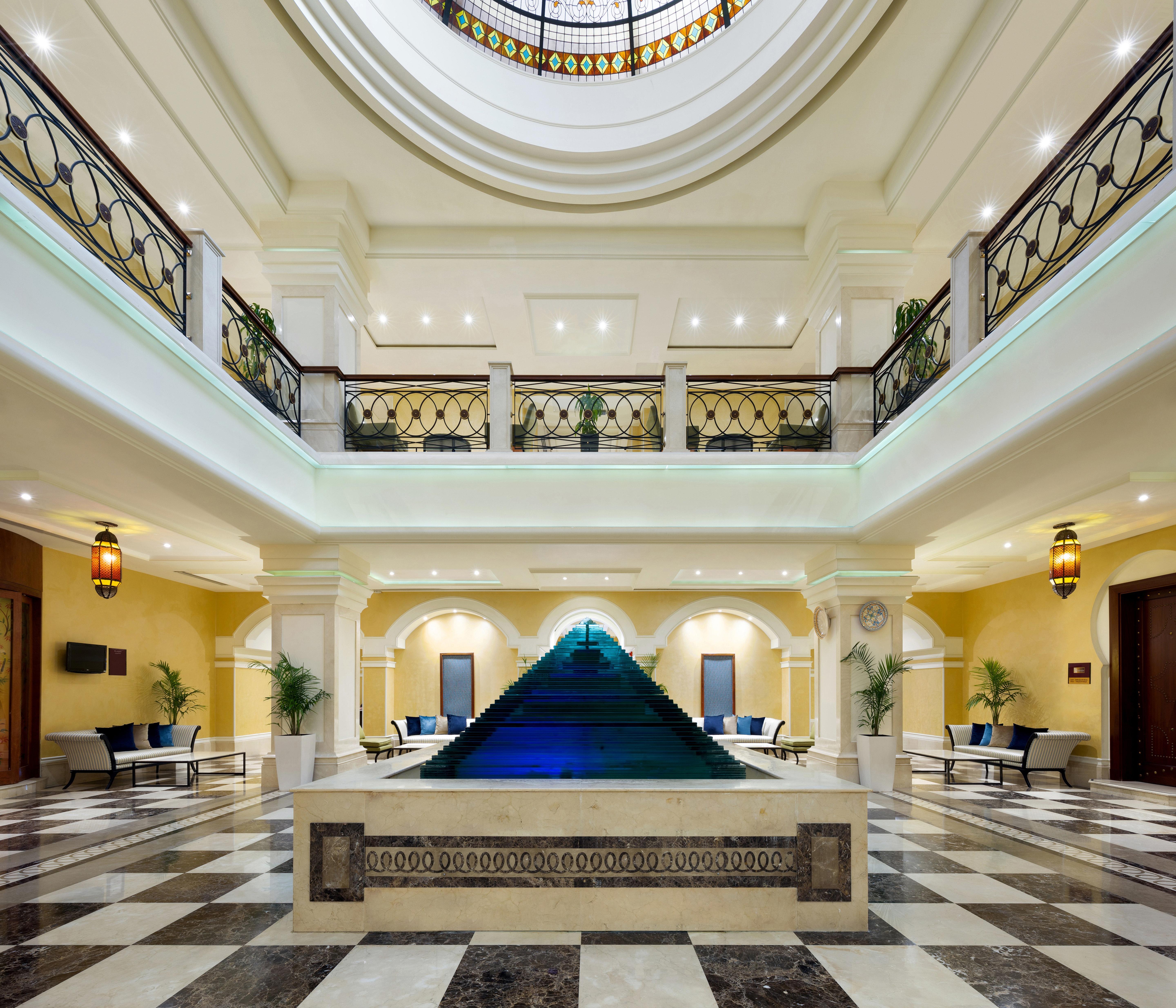 คราวน์ พลาซา อัล โคบาร์ Hotel อัลโคห์บาร์ ภายนอก รูปภาพ The pyramid fountain at the lobby of the hotel