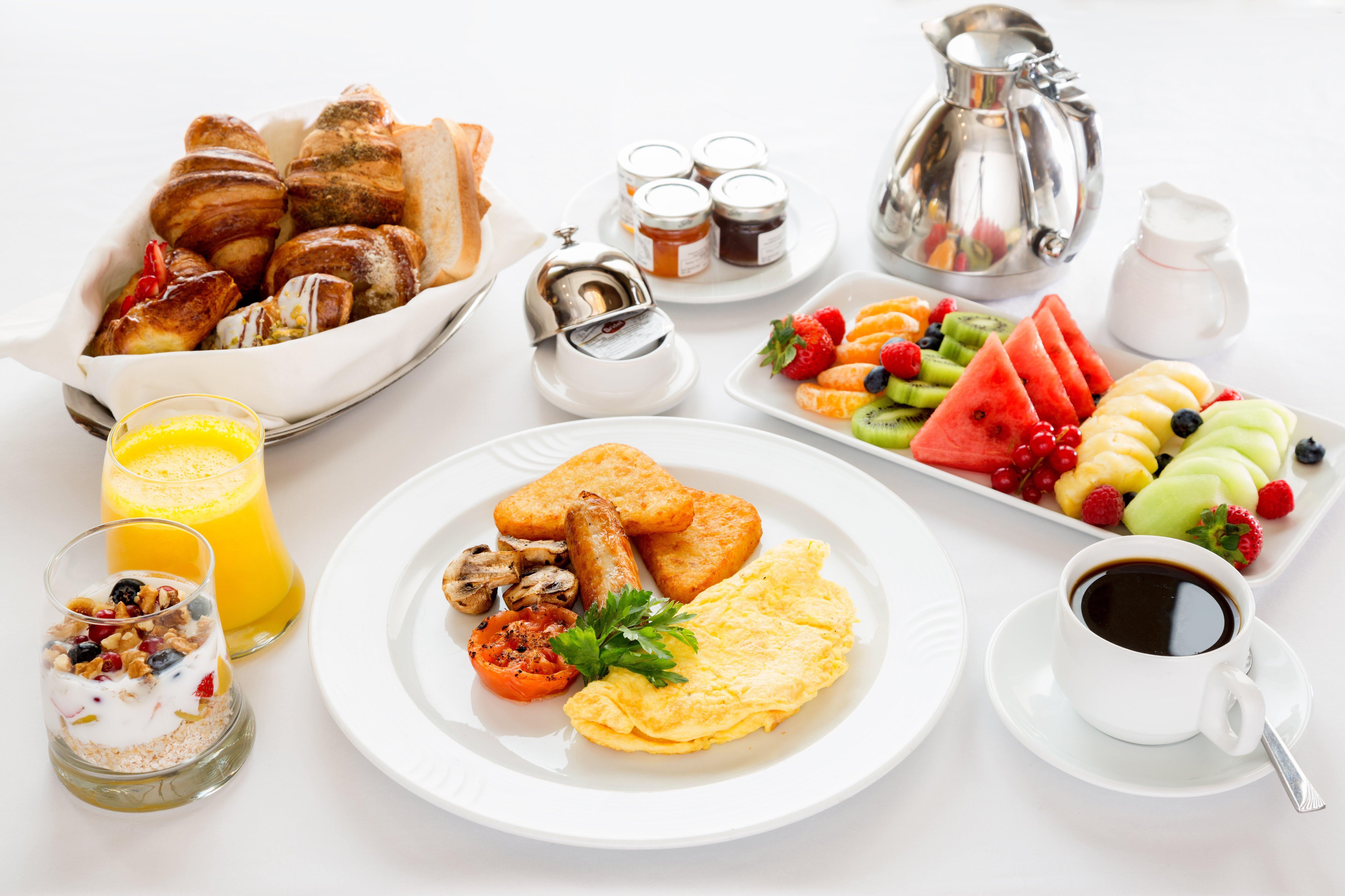คราวน์ พลาซา อัล โคบาร์ Hotel อัลโคห์บาร์ ภายนอก รูปภาพ A typical breakfast