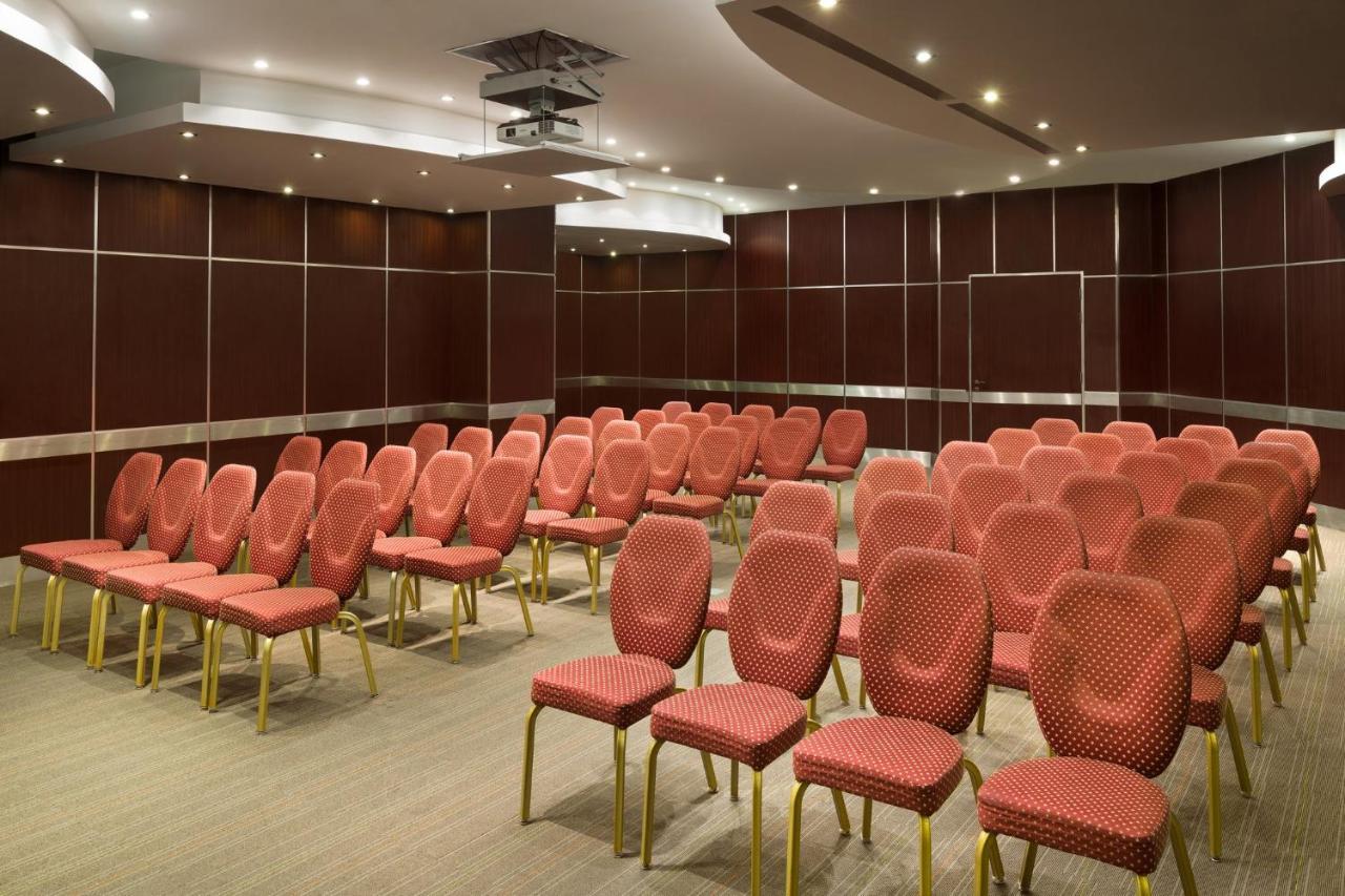 คราวน์ พลาซา อัล โคบาร์ Hotel อัลโคห์บาร์ ภายนอก รูปภาพ A typical meeting room