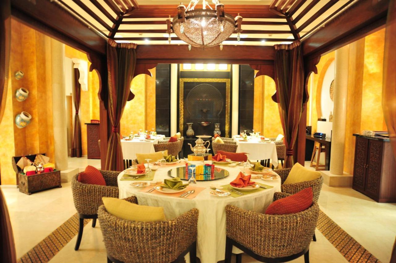 คราวน์ พลาซา อัล โคบาร์ Hotel อัลโคห์บาร์ ภายนอก รูปภาพ A restaurant in the Taj Mahal Palace, Mumbai