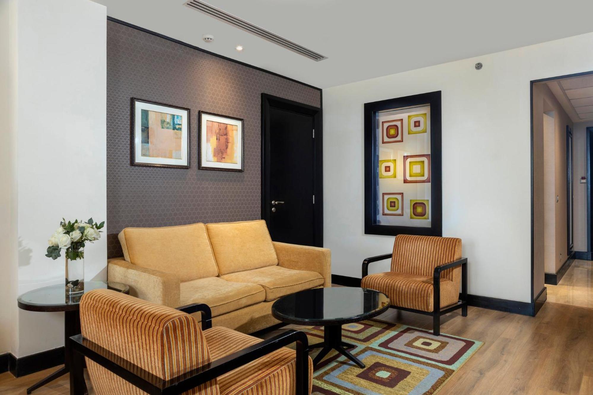 คราวน์ พลาซา อัล โคบาร์ Hotel อัลโคห์บาร์ ภายนอก รูปภาพ A living room