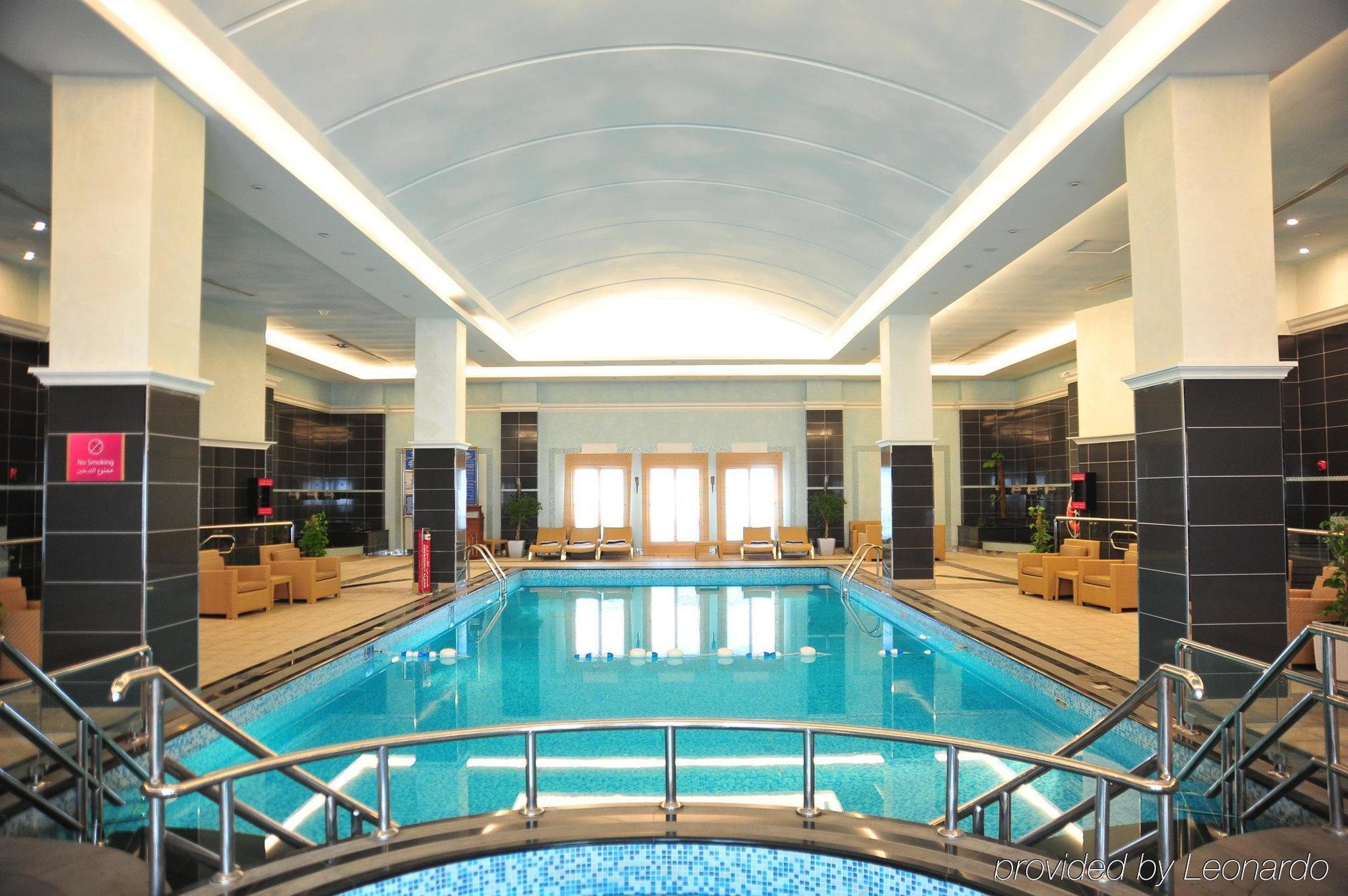 คราวน์ พลาซา อัล โคบาร์ Hotel อัลโคห์บาร์ ภายนอก รูปภาพ The pool at the hotel