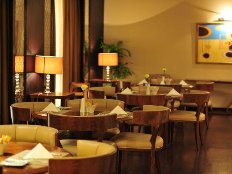 คราวน์ พลาซา อัล โคบาร์ Hotel อัลโคห์บาร์ ภายนอก รูปภาพ The interior of the restaurant
